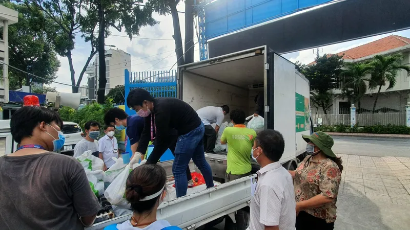 Phần quà hỗ trợ cho người dân thông qua Ủy ban MTTQ Việt Nam quận 1 và quận 3.