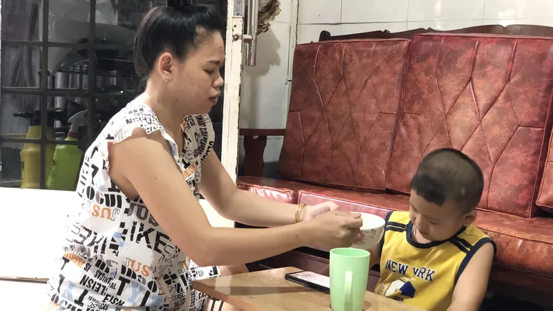  Nhiều phụ huynh có con nhỏ đang lo lắng tìm người trông trẻ để sớm đi làm trở lại