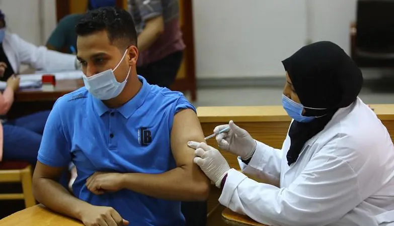 Nhân viên y tế tiêm vaccine phòng Covid-19 cho người dân tại Dakahlia, Ai Cập. Ảnh: THX/TTXVN 