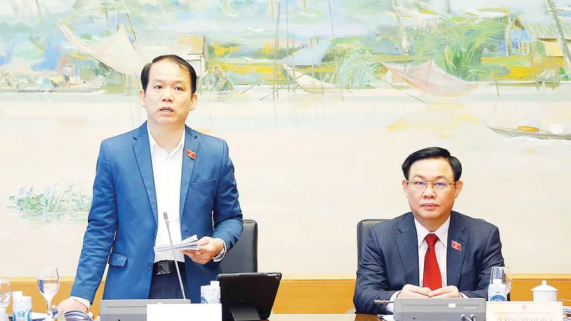 Đại biểu Hoàng Thanh Tùng phát biểu ý kiến về dự án Luật Kinh doanh bảo hiểm (sửa đổi) 