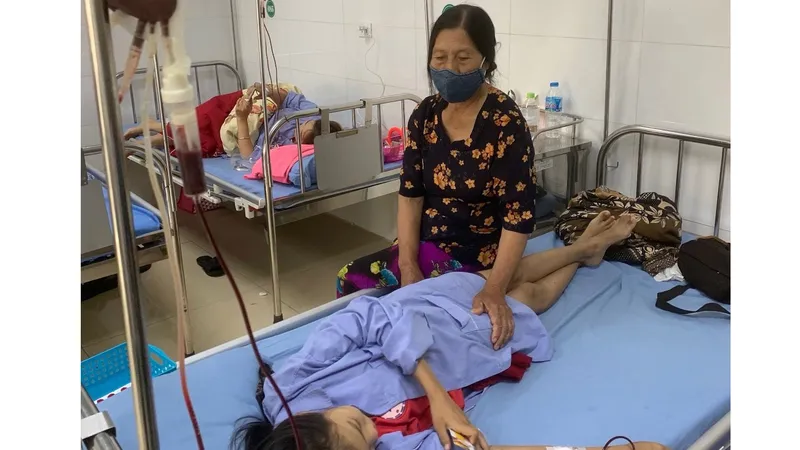 Bà Trần Thị Trúc chăm cháu Trần Thị Lan Hương đang điều trị, truyền máu tại Trung tâm Huyết học và Truyền máu (Bệnh viện đa khoa Thanh Hóa) 