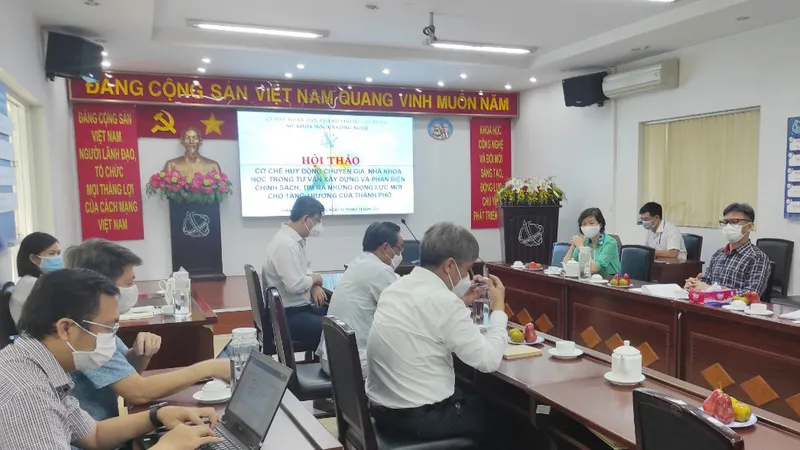 Chọn chuyên gia trẻ theo dữ liệu