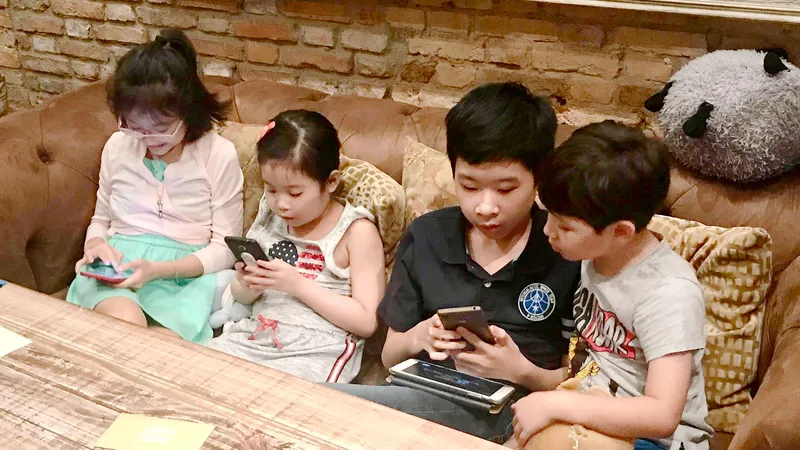 Để trẻ nhỏ truy cập internet tự do là điều cần hạn chế. Ảnh: HOÀNG HÙNG