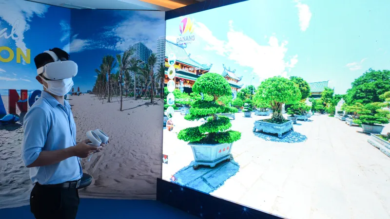 Một khách hàng trải nghiệm du lịch ảo chùa Linh Ứng (bán đảo Sơn Trà, Đà Nẵng). Ảnh: XUÂN QUỲNH