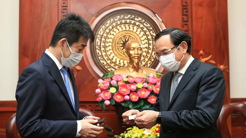 Bí thư Thành ủy TPHCM Nguyễn Văn Nên tiếp ông Tetsuyuki Nagakawa, Tổng Giám đốc Công ty Aeon Việt Nam. Ảnh: DŨNG PHƯƠNG