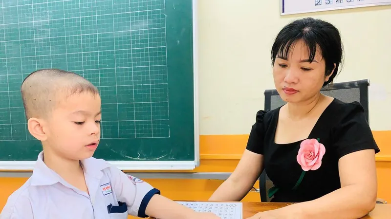 Giáo viên tiểu học: Những người lái đò tận tụy