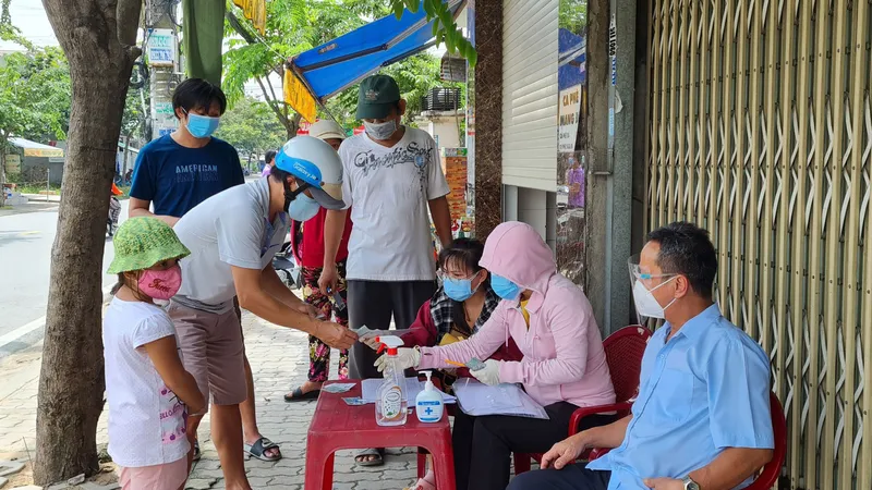 Hỗ trợ người dân qua tài khoản: An toàn, minh bạch, hạn chế lây nhiễm