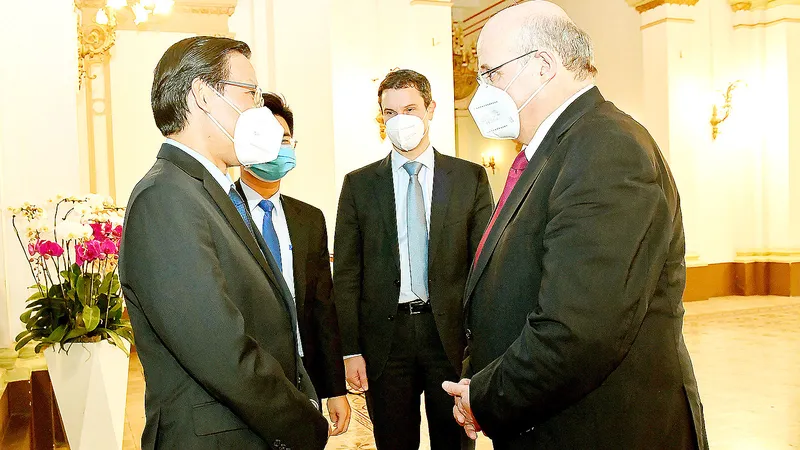 Chủ tịch UBND TPHCM Phan Văn Mãi tiếp Đại sứ Cộng hòa Áo Hans - Peter Glanze. Ảnh: VIỆT DŨNG