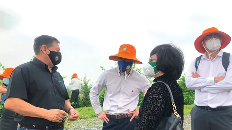 Ông Dương Văn Cường đang thuyết trình với đoàn tham quan