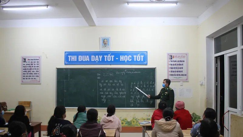 Lớp học xóa mù chữ do Đồn biên phòng Ba Tầng mở tại thôn Prin Thành (xã A Dơi, huyện Hướng Hóa, Quảng Trị)