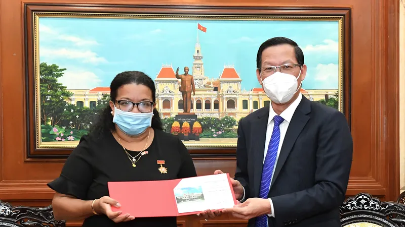 Đồng chí Phan Văn Mãi trao tặng Huy hiệu TPHCM cho đồng chí Indira Lopez Arguelles. Ảnh: VIỆT DŨNG