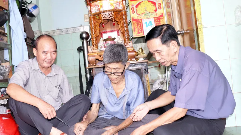 Ông Nguyễn Văn Sướng (trái) luôn có nhiều cách làm hay chăm lo đồng đội và người dân. Ảnh: THÁI PHƯƠNG