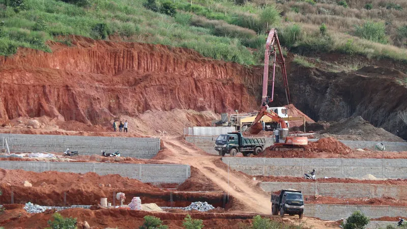 Hoạt động khai thác đất tại xã Đông Thanh, huyện Lâm Hà diễn ra công khai suốt thời gian dài