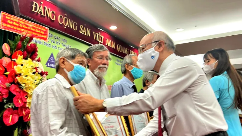 Đồng chí Phan Nguyễn Như Khuê trao bằng khen cho các đại biểu nhân 30 năm phong trào Sáng tạo kỹ thuật TPHCM. Ảnh: T.BA