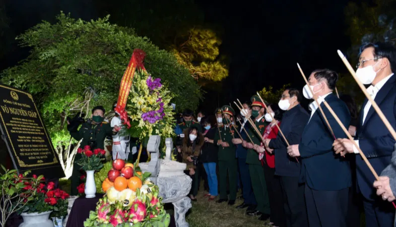 Thủ tướng Chính phủ Phạm Minh Chính và đoàn công tác Trung ương dự lễ viếng, dâng hương, dâng hoa tưởng niệm Đại tướng Võ Nguyên Giáp. Ảnh: VGP