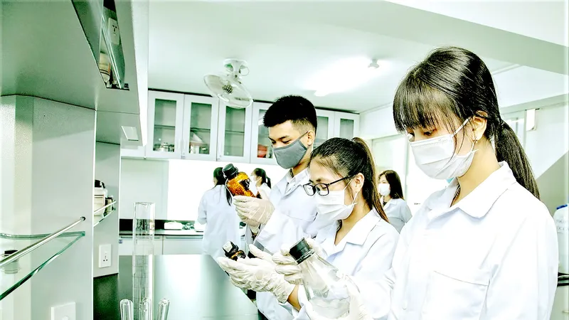Sinh viên năm cuối Trường ĐH Công nghiệp TPHCM thực hành thí nghiệm tại phòng thí nghiệm Công nghệ sinh học và thực phẩm
