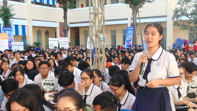  Học sinh Trường THPT Võ Thị Sáu (quận Bình Thạnh) tham gia hoạt động hướng nghiệp tại sân trường trong năm học 2019-2020. Ảnh: HOÀNG HÙNG