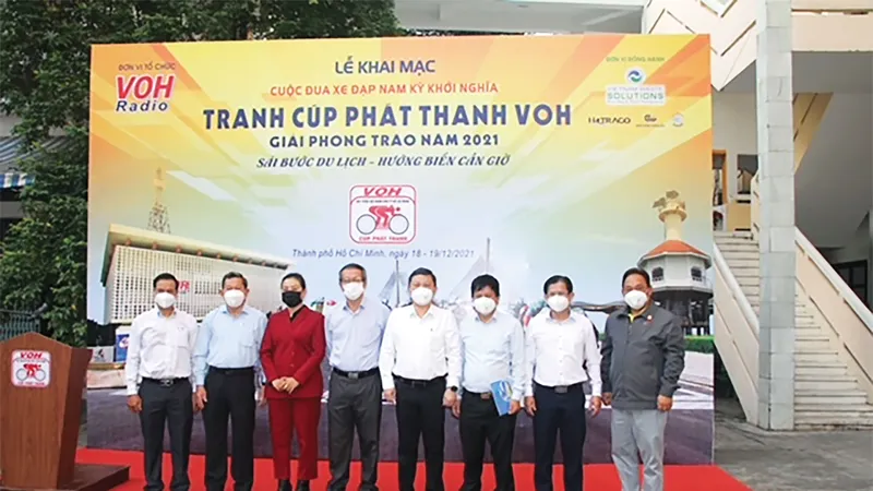 Lãnh đạo thành phố chụp ảnh cùng ban tổ chức và khách mời