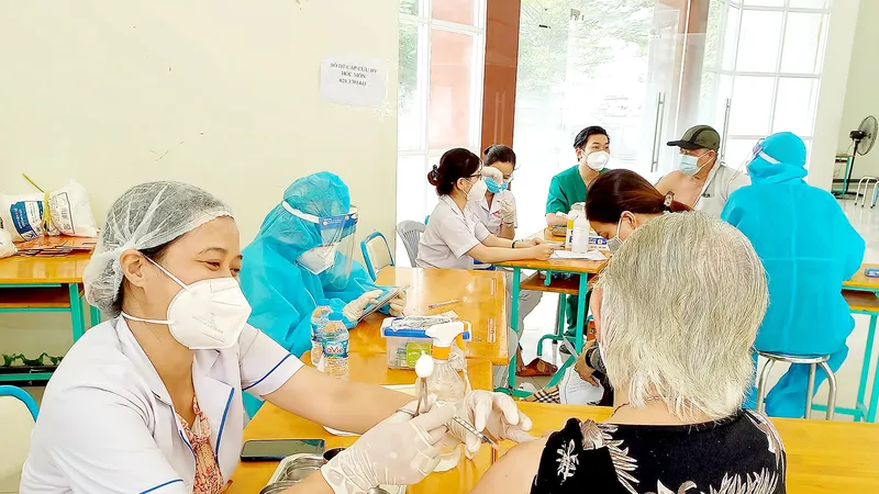 Tiêm vaccine mũi bổ sung cho người dân huyện Hóc Môn, TPHCM