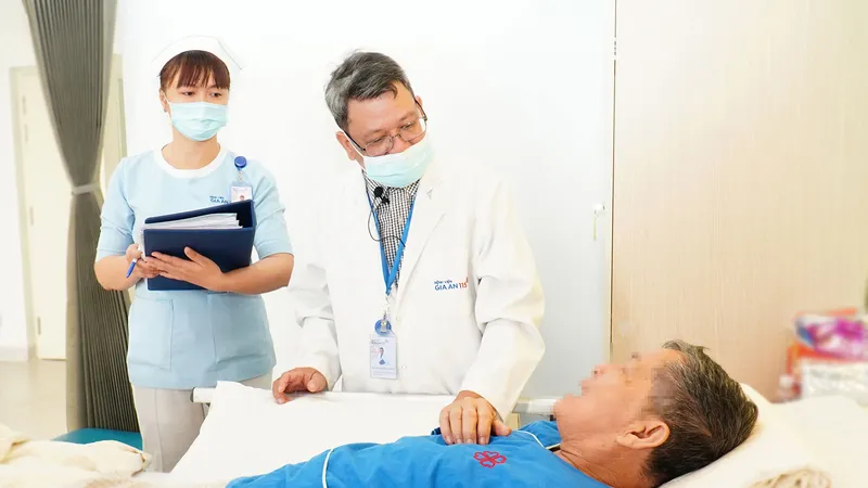 Bác sĩ đang thăm khám và hướng dẫn phục hồi chức năng cho người sau đột quỵ