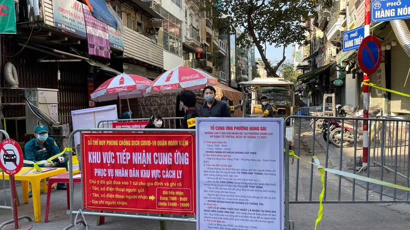 Một khu vực tại phố cổ ở Hà Nội phải phong tỏa vì có nhiều ca mắc Covid-19 trong cộng đồng. Ảnh: VIẾT CHUNG