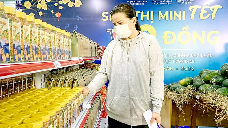 Người dân mua sắm đồ tết tại siêu thị mini 0 đồng