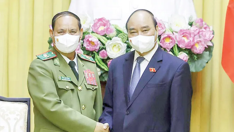 Chủ tịch nước Nguyễn Xuân Phúc tiếp Đại tướng Vilay Lakhamphong, Bộ trưởng Bộ Công an Lào. Ảnh: TTXVN