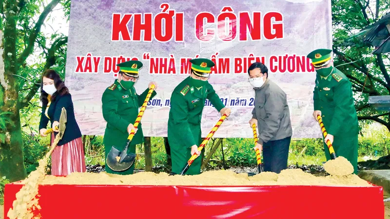 Khởi công xây dựng nhà “Mái ấm biên cương” giúp mẹ con chị Hồ Thị Bích Tủ trú