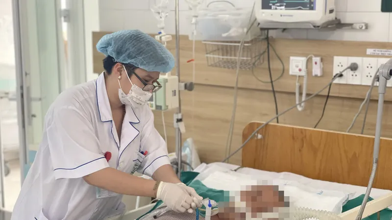 Bác sĩ Trung tâm Chống độc đang điều trị cho một bệnh nhân bị ngộ độc rượu
