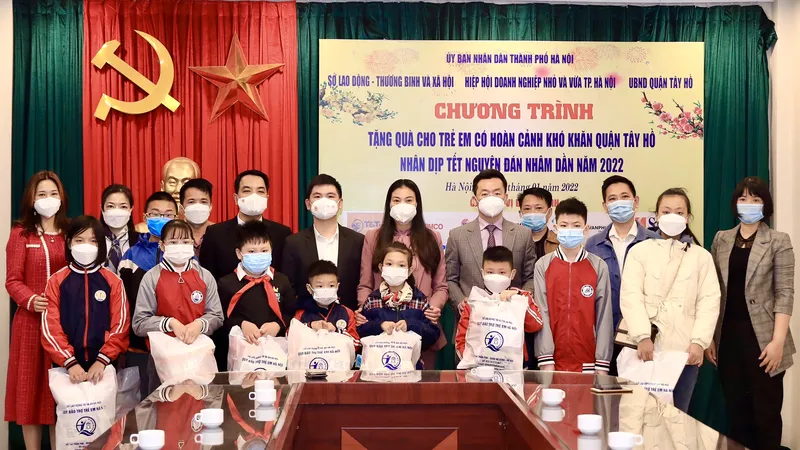 Ông Đỗ Vinh Quang, thành viên HĐQT T&T Group, Chủ tịch CLB Bóng đá Hà Nội cùng Ban tổ chức trao quà tặng các em có hoàn cảnh khó khăn quận Tây Hồ, Hà Nội