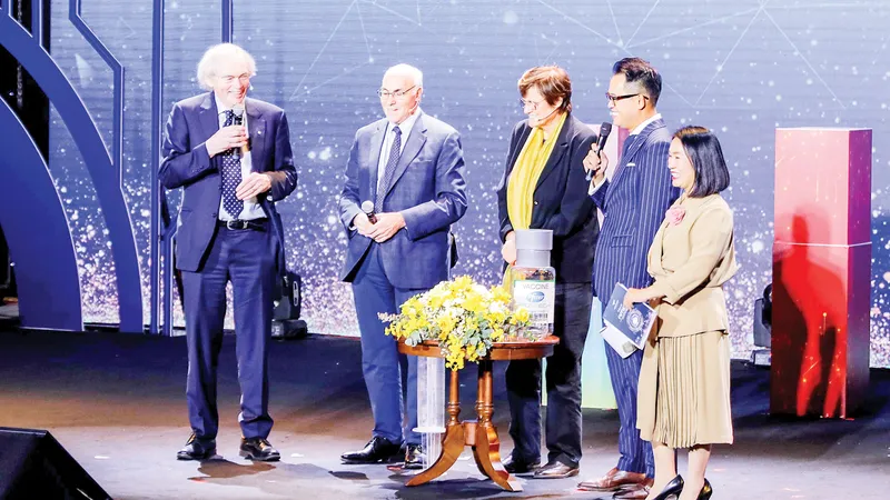 Các nhà khoa học đoạt giải thưởng chính tại VinFuture lần thứ nhất với công trình “Vaccine mRNA Công nghệ đột phá để cứu sống con người” tại buổi giao lưu. Ảnh: VIẾT CHUNG