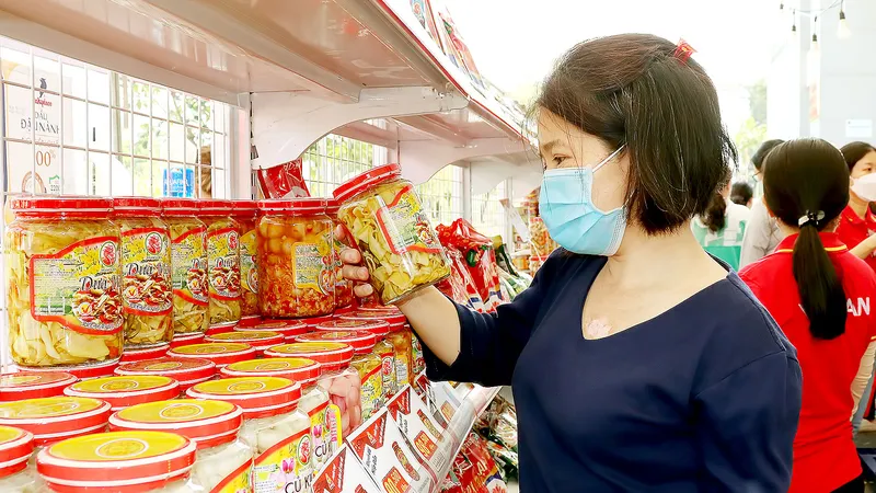 Công nhân mua sắm tại phiên chợ nghĩa tình dành cho người lao động khó khăn. Ảnh: THÁI PHƯƠNG