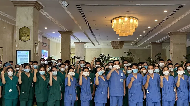 Saigontourist Group là đơn vị đóng góp lớn công tác hậu cần phục vụ y bác sĩ tuyến đầu chống dịch Covid-19 trong thời gian qua. Trong hình là y bác sĩ tại khách sạn Rex 