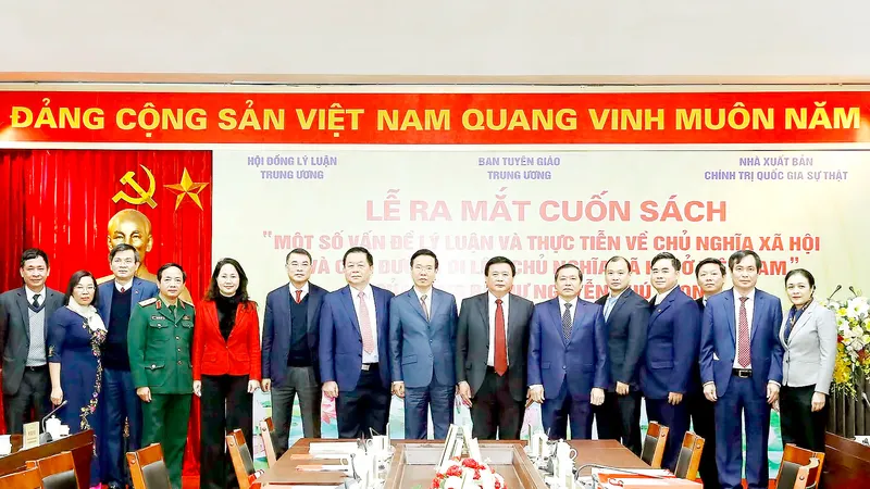 Thường trực Ban Bí thư Võ Văn Thưởng cùng các đồng chí lãnh đạo dự lễ ra mắt cuốn sách. Ảnh: TTXVN
