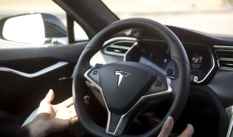 Ô tô điện Tesla bị điều tra vì sự cố phanh ảo