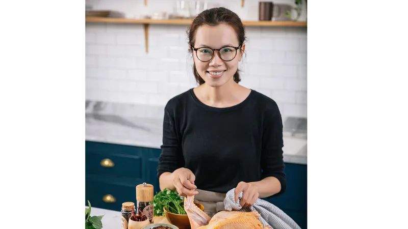 Food stylist Meo Thùy Dương đang chế biến món gà nướng lá mắc mật. Ảnh: TRUNG NGUYỄN