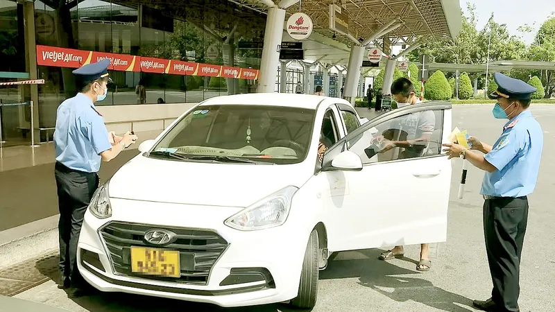 Thanh tra giao thông TPHCM xử lý một ô tô vi phạm giao thông trong sân bay Tân Sơn Nhất