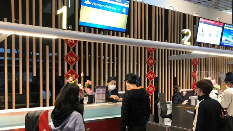Hành khách làm thủ tục check-in tại sân bay quốc tế Vân Đồn