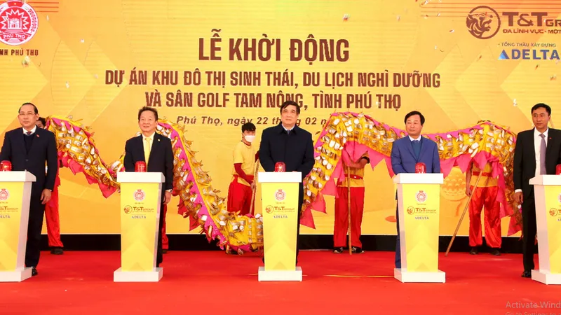 Các đại biểu ấn nút khởi công dự án