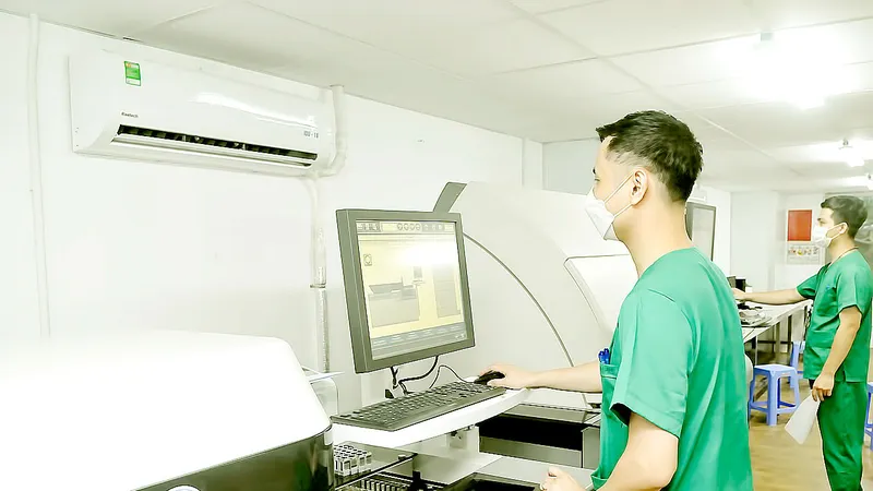 Các bác sĩ tình nguyện Bệnh viện Bạch Mai trong một ca trực tại Trung tâm Hồi sức Bệnh viện dã chiến số 16 ở quận 7. Ảnh: CAO THĂNG