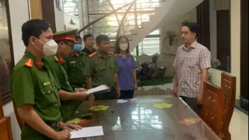 Cơ quan chức năng đọc lệnh bắt ông Nguyễn Tấn Long
