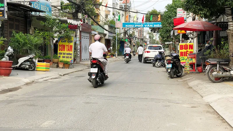 Đơn vị thi công hoàn trả mặt đường lồi lõm, khiến người dân di chuyển rất khó khăn, gặp nguy hiểm