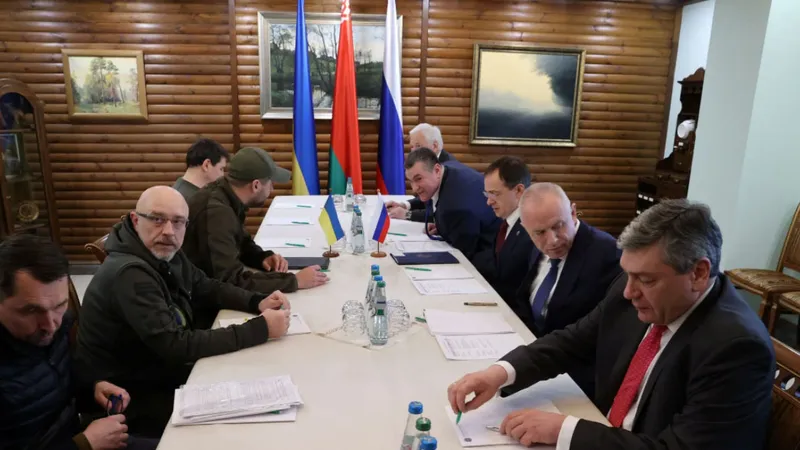 Phái đoàn Nga và Ukraine đàm phán vòng thứ hai ngày 3-3. Ảnh: REUTERS