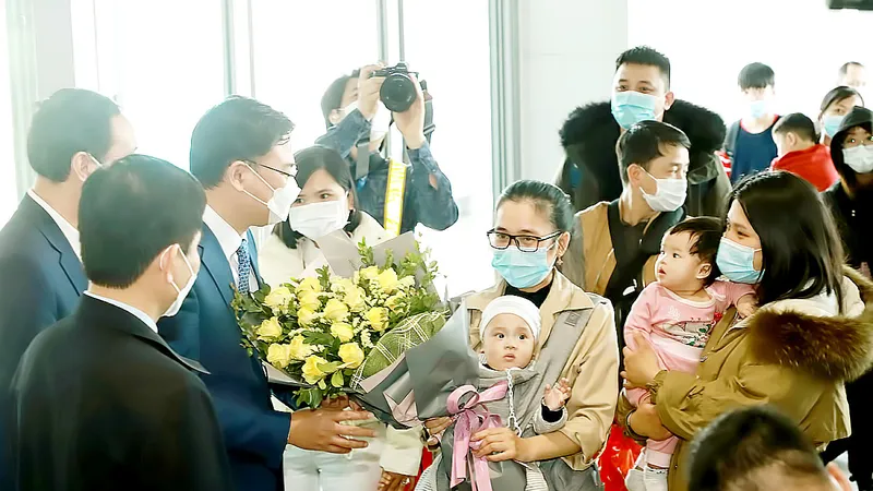 Lãnh đạo Bộ Ngoại giao, cùng các bộ, ngành đón công dân từ vùng chiến sự Ukraine trở về, ngày 8-3. Ảnh: QUANG PHÚC