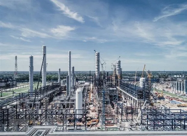 Giếng lọc dầu ở gần sông Irtysh ở Omsk, Tây Nam Siberia, Nga. Nguồn: TTXVN