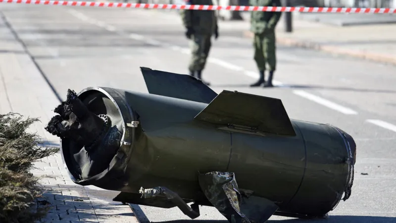 Mảnh tên lửa đạn đạo trên đường phố Donetsk hôm 14-3. Ảnh: REUTERS 