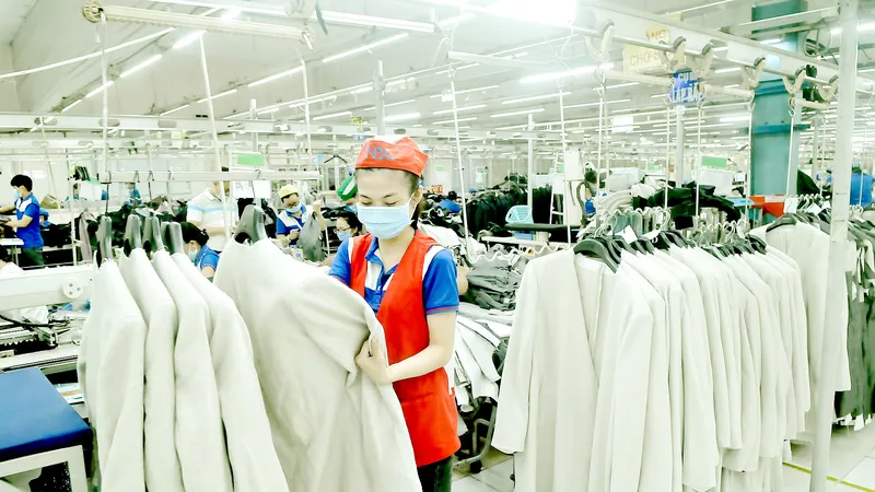 May xuất khẩu tại một doanh nghiệp ở TPHCM. Ảnh: CAO THĂNG