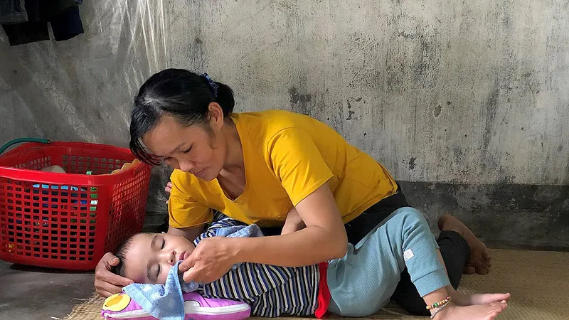  Hiện cháu Anh đang chữa trị tại Bệnh viện Trung ương Huế, nhưng đến nay bệnh tình không thuyên giảm