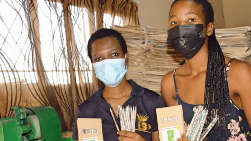 Wada Kealotswe (trái), người sáng lập Eco Zera Pencils, và trợ lý của mình trưng bày các sản phẩm bút chì của họ ở Gaborone, Botswana