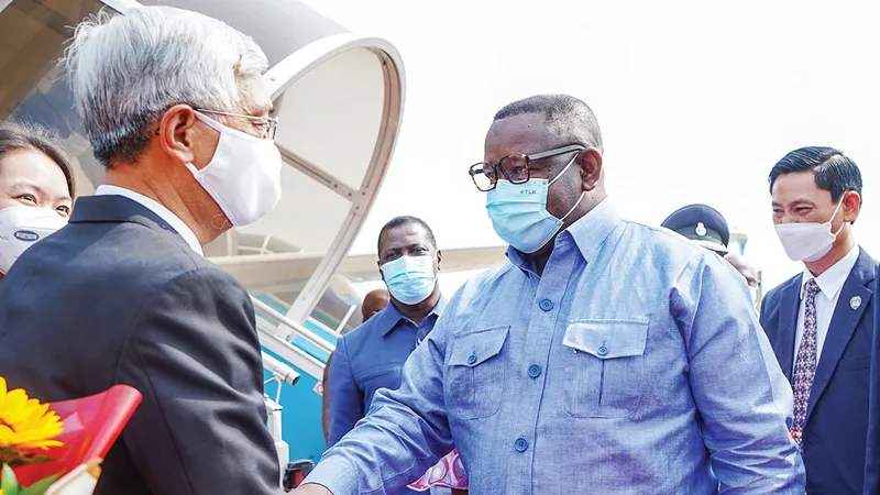 Phó Chủ tịch UBND TPHCM Võ Văn Hoan đón Tổng thống Sierra Leone và phu nhân tại sân bay Tân Sơn Nhất. Ảnh: HOÀNG HÙNG